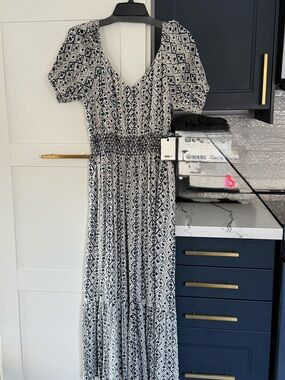 Black & White Printed Maxi Dress - Women. Has pockets. Medium